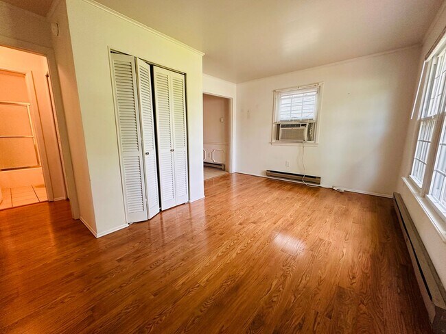 Building Photo - 2 Bedroom 1 bath Duplex