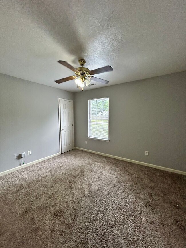 Building Photo - Charming 2 Bed, 1 Bath, 1 Car Garage, Covered Patio in Private Neighborhood!