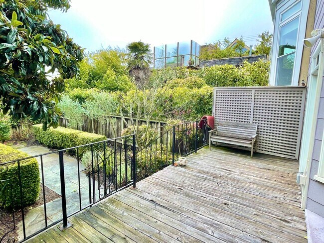 Building Photo - Lower Pacific Heights 2BR/2BA Condo With Bonus Room! Deck! Yard! Garage!  PROGRESSIVE