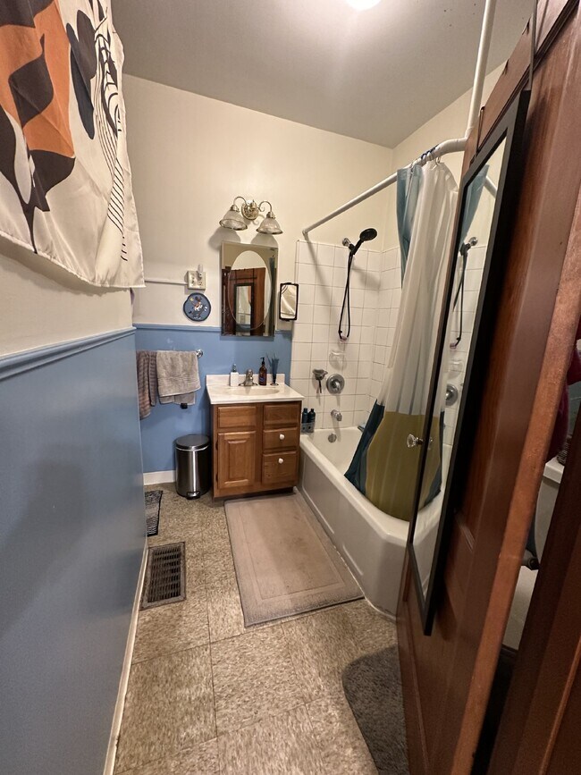 Building Photo - Charming 2-Bed, 2-Bath Duplex in Eau Claire