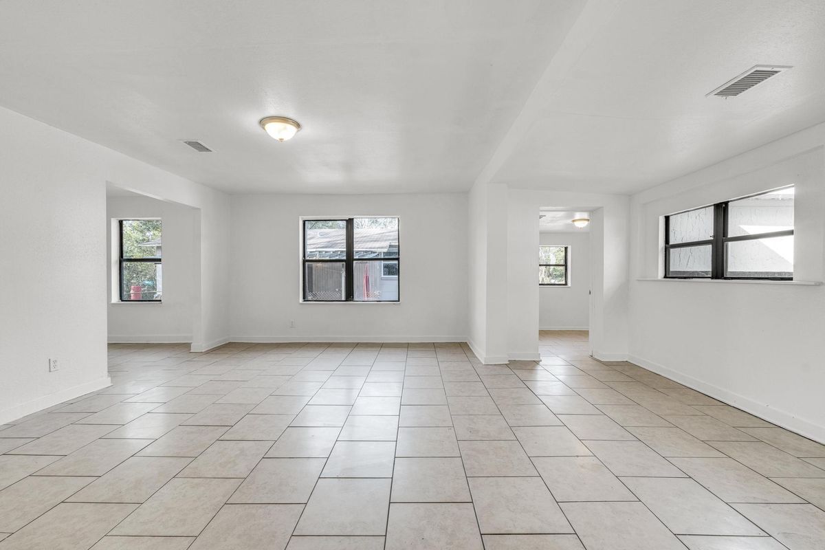 Building Photo - 1830 W 27th St