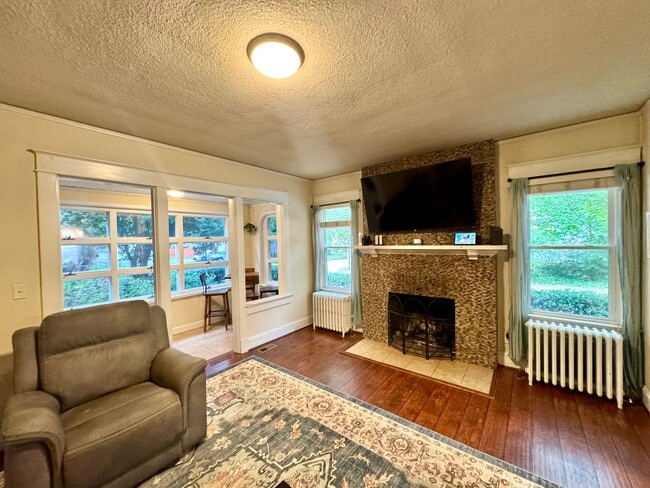 Building Photo - Beautiful Spacious Home with Mother-in-Law Suite
