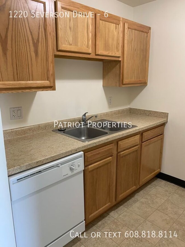 Building Photo - 1 bedroom/ 1 bath apartment in Sun Prairie...