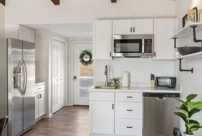 Building Photo - Remodeled and Stunning 1 Bedroom Condo | Fully Furnished | All Utilites Included | 1 Bathroom | K...