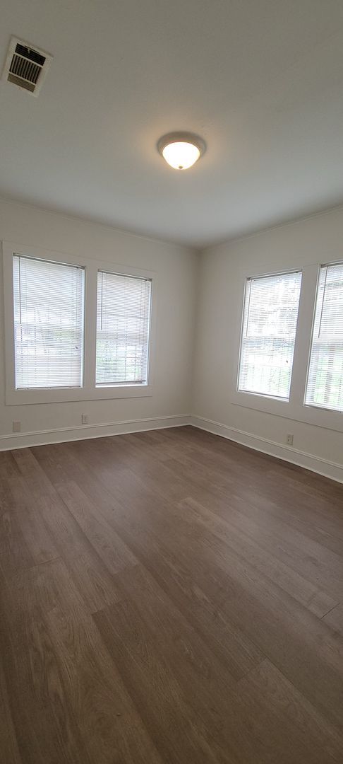 Building Photo - Great 3 bedroom/2 bath home with Oven, Ref...