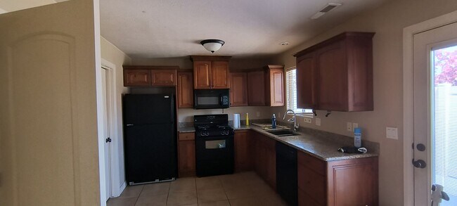 Building Photo - 3 bedroom 2.5 bath in Cedar Park right by IHC hospital.