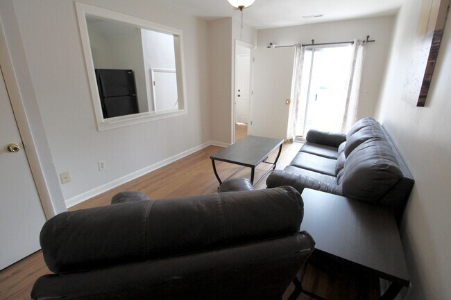 Building Photo - 1420 Bradley Dr