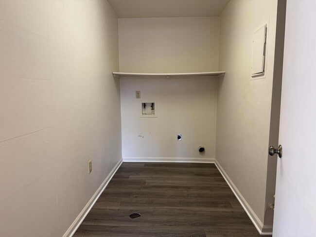 Building Photo - 1101 Lakeview Pl