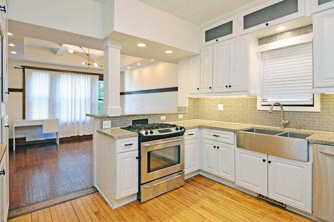 Building Photo - Beautiful 4-Bedroom 2-Bathroom Home in St. Paul!