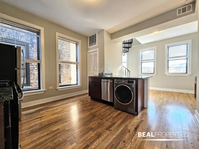 Building Photo - 3 bedroom in CHICAGO IL 60657