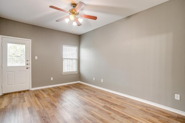 Building Photo - Walnut Street Duplex