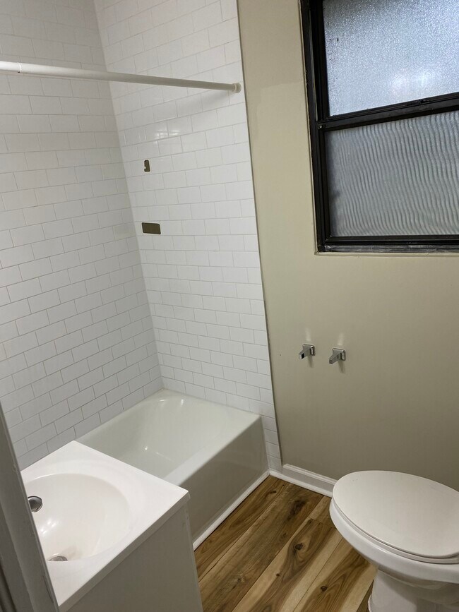 Building Photo - 2046 W 17th St