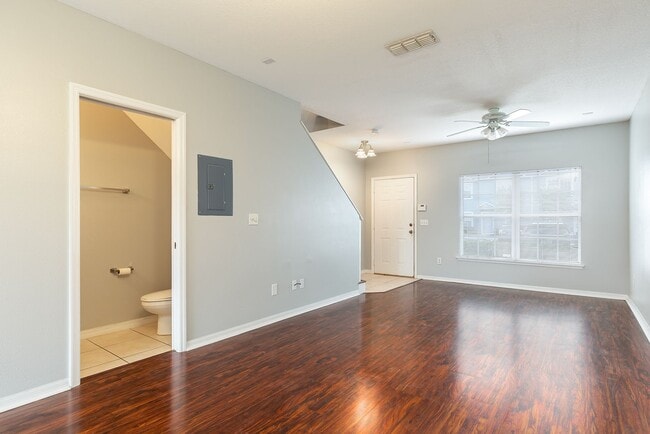 Building Photo - SUPER TOWNHOUSE!