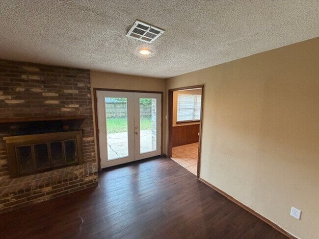 Building Photo - Wonderful east Norman home! Three bed, two bath, two car garage, fully fenced yard!