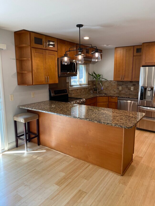 Building Photo - 6905 Highland Park Dr