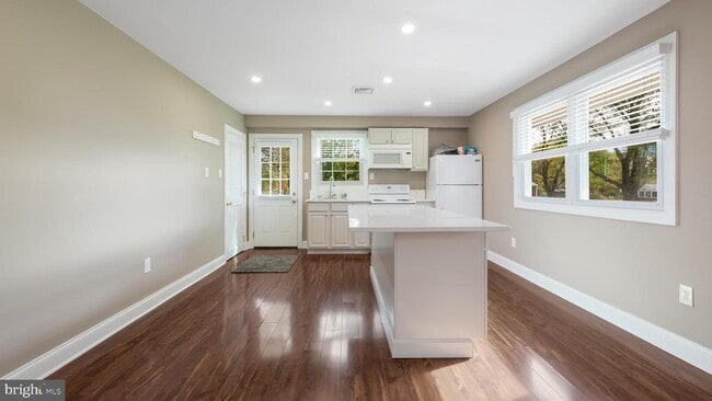 Building Photo - 1732 Creek Rd