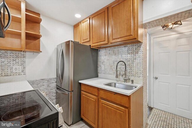 Building Photo - 1039 W Russell St