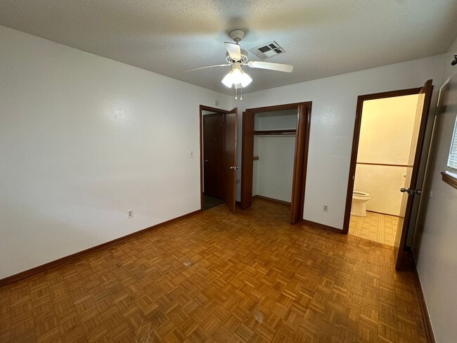 Building Photo - 3 Bed, 1.5 Bath, 1 Car garage