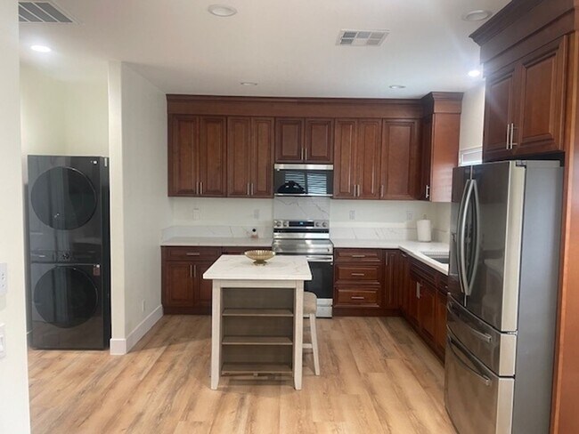 Building Photo - Beautifully Furnished 1 Bdrm 1 Bath House ...