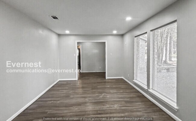 Building Photo - 4 Bed/2.5 Bath Home with Detached Garage / Pet-Friendly / Available  Now!