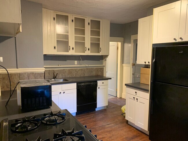 Building Photo - 929 Pleasant St