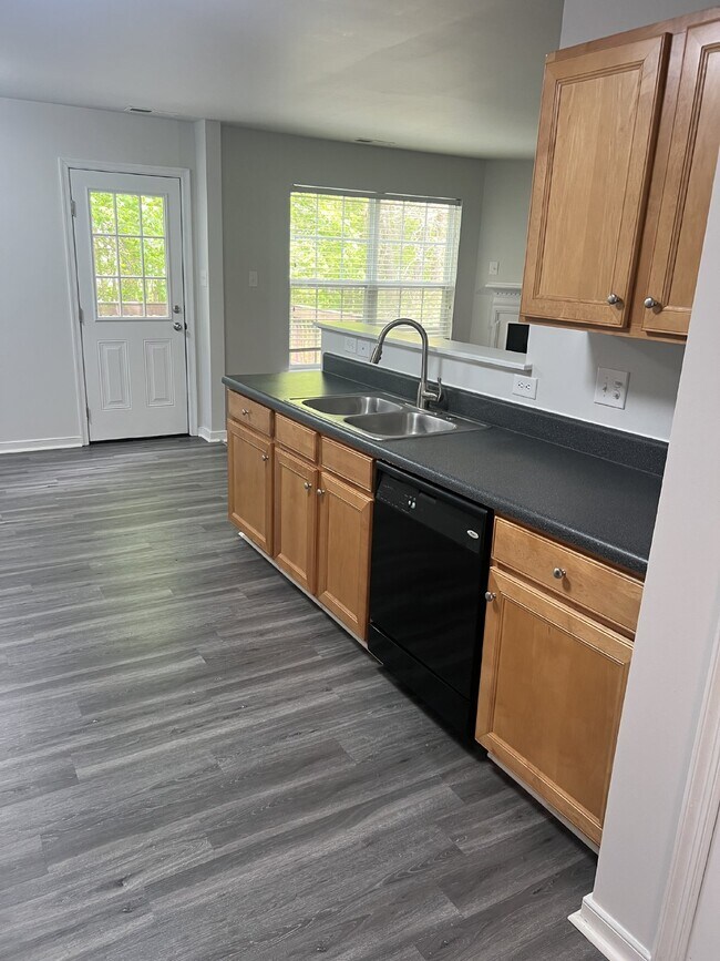 Building Photo - Spacious 6-Bedroom Home with 3 Bathrooms i...