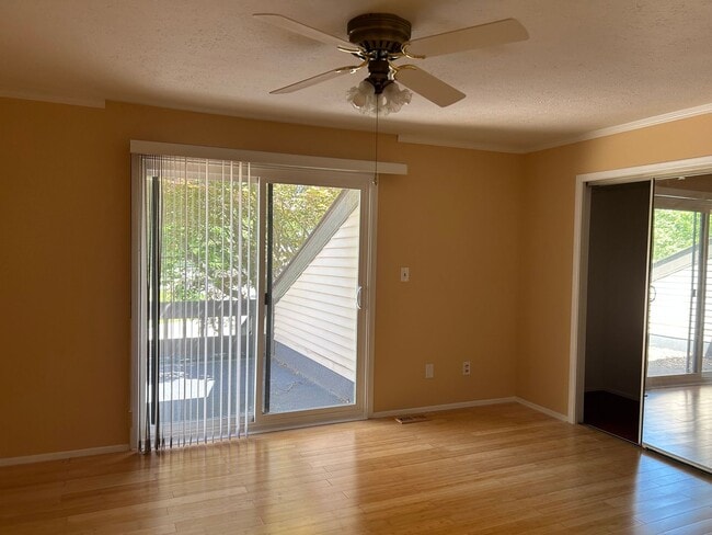 Building Photo - 3 Bedroom Condo with Full Finished Basement for Rent