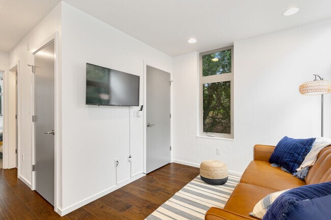 Building Photo - 913 10th Ave E