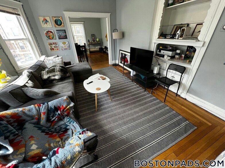 Building Photo - 208 Kelton St