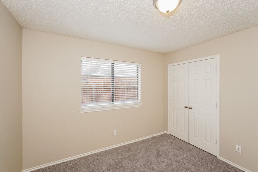 Building Photo - 1505 Glenwillow Dr