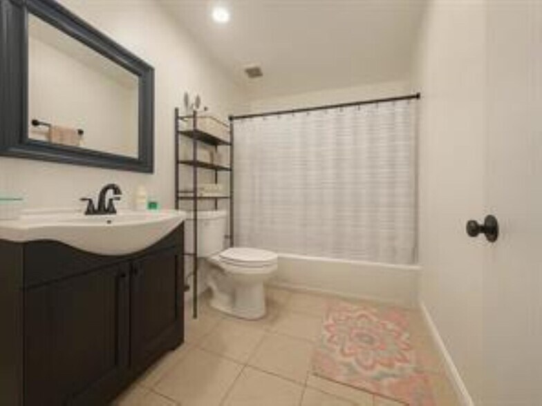 Building Photo - 5332 NE 6th Ave