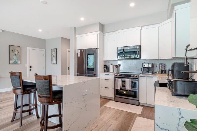 Building Photo - Fully Furnished 3BD/2BA Home with Solar – ...