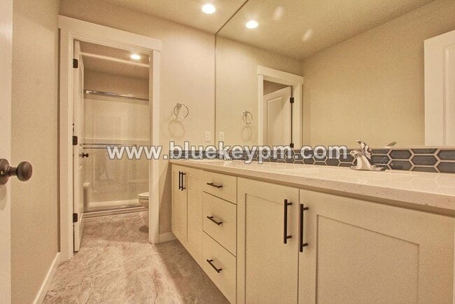 Building Photo - 3 Bed, 2.5 Bath Townhome Near WSU and Legacy Salmon Creek