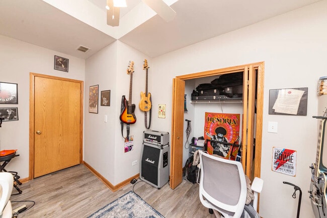 Building Photo - 1401 N Artesian Ave