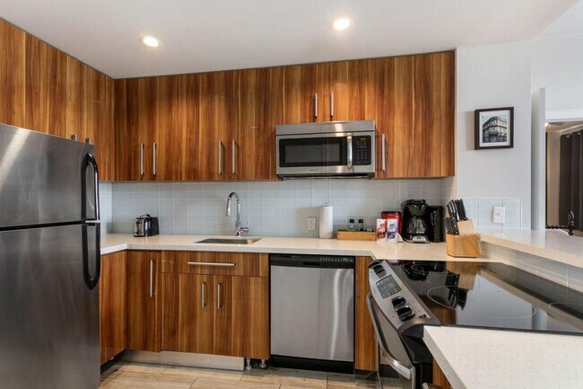 Building Photo - 925 Common St