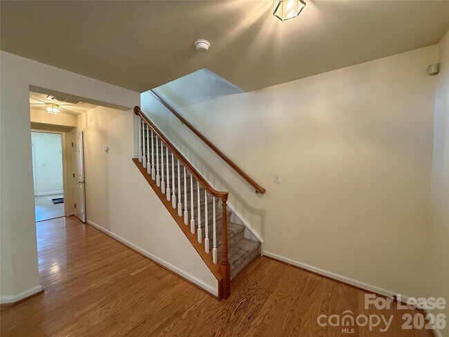 Building Photo - 9766 Blossom Hill Dr
