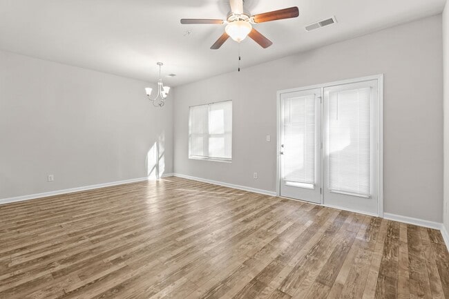 Building Photo - 3 bed 2.5 bath Townhome in Jonesboro!