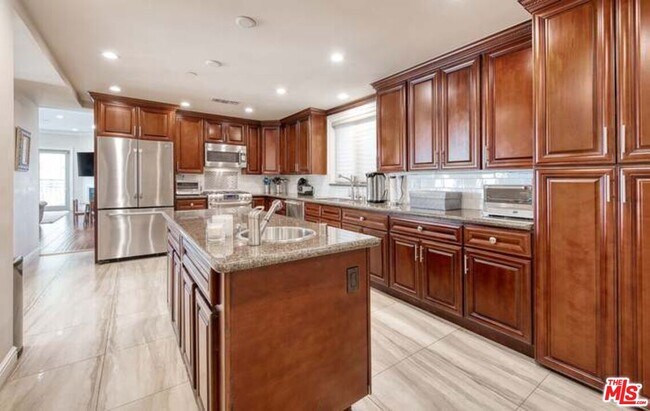 Building Photo - 918 S Wooster St