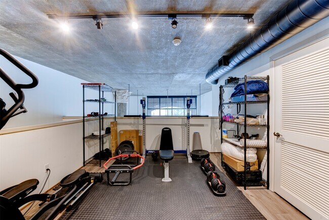 Building Photo - 1005 S Shepherd Dr