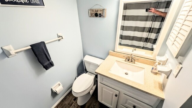 Building Photo - Annual furnished/Seasonal/short term 2 bedroom 1 1/2 bath top floor, renovated condo near Siesta ...