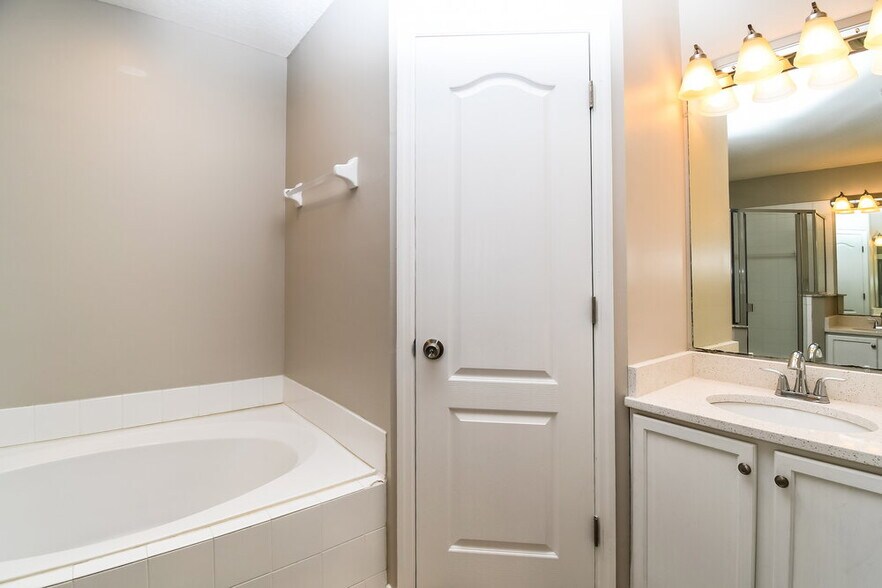 Building Photo - 3016 Golden Pond Blvd