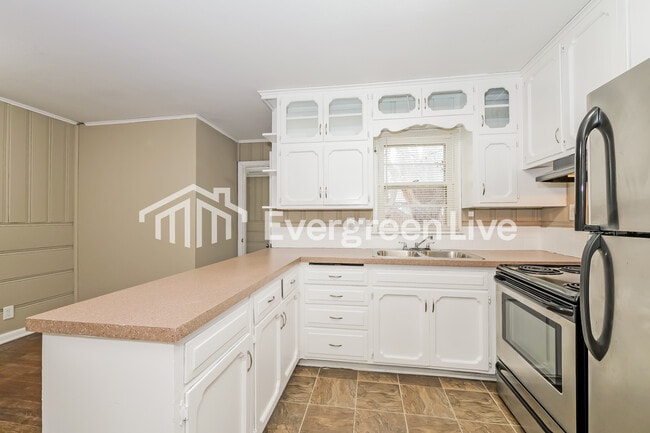 Building Photo - 5424 Monrovia St