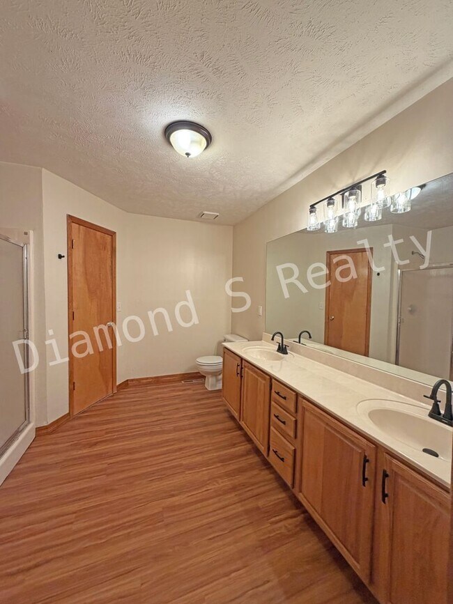 Building Photo - Charming 3 Bedroom in Desirable South Neig...