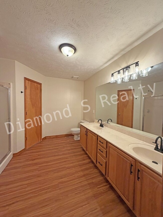 Building Photo - Charming 3 Bedroom in Desirable South Neighborhood!