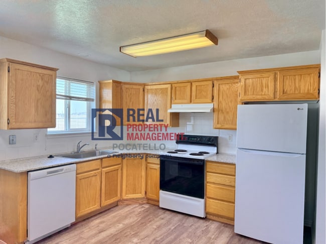 Building Photo - 3 Bedroom 1.5 Bath Apartment - 1 car garage