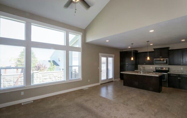 Building Photo - Beautiful Taylorsville Townhouse