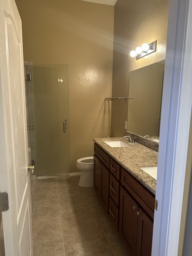 Master Bath - 1091 W Saragosa St