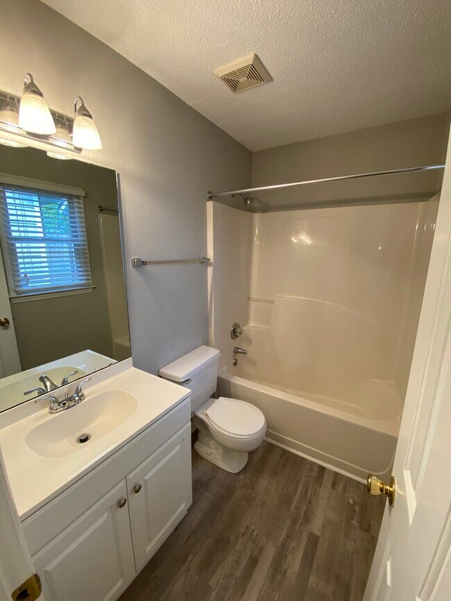 Building Photo - 2 bed 2 bath townhome