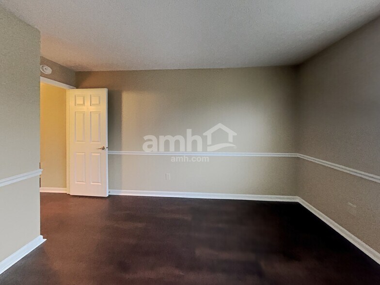 Building Photo - 10604 Magenta Dr