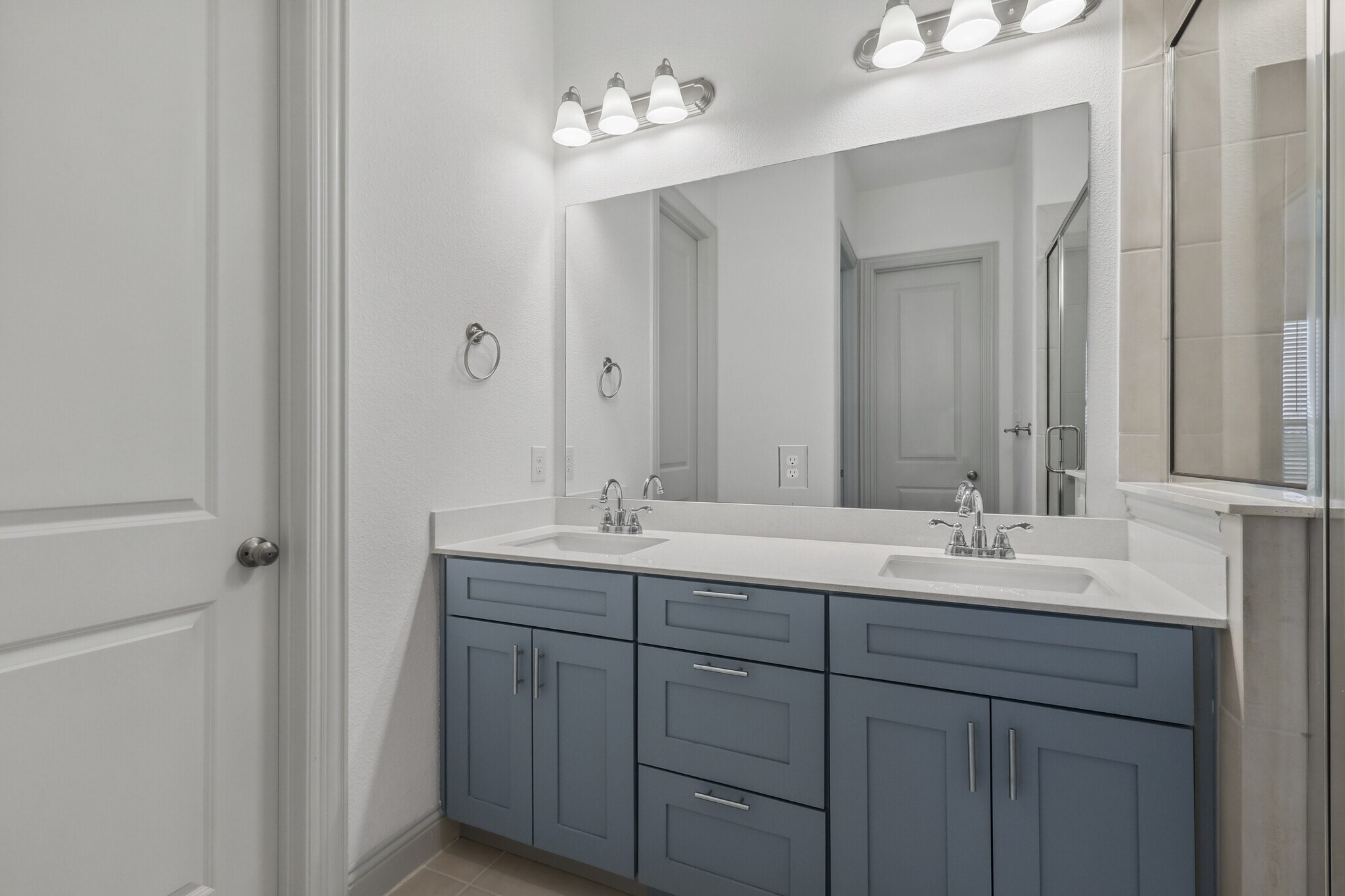 Primary Bathroom - 4213 Shavano Dr